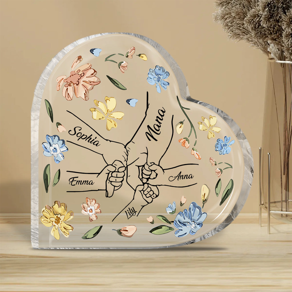 Mutter und Kinder halten Händchen, pastellfarbenes Blumenmuster – personalisierte Acrylplakette in individueller Form