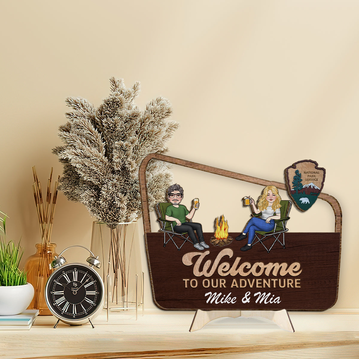 Willkommen zu unserem Abenteuer – Personalisiertes Camping-Holzschild (2-lagig) / Holzplakette