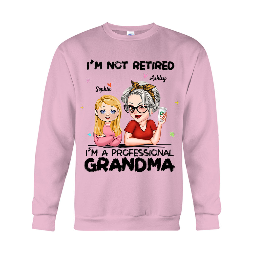 Ich bin nicht im Ruhestand, ich bin professionelle Oma – Personalisiertes Oma-T-Shirt und Hoodie