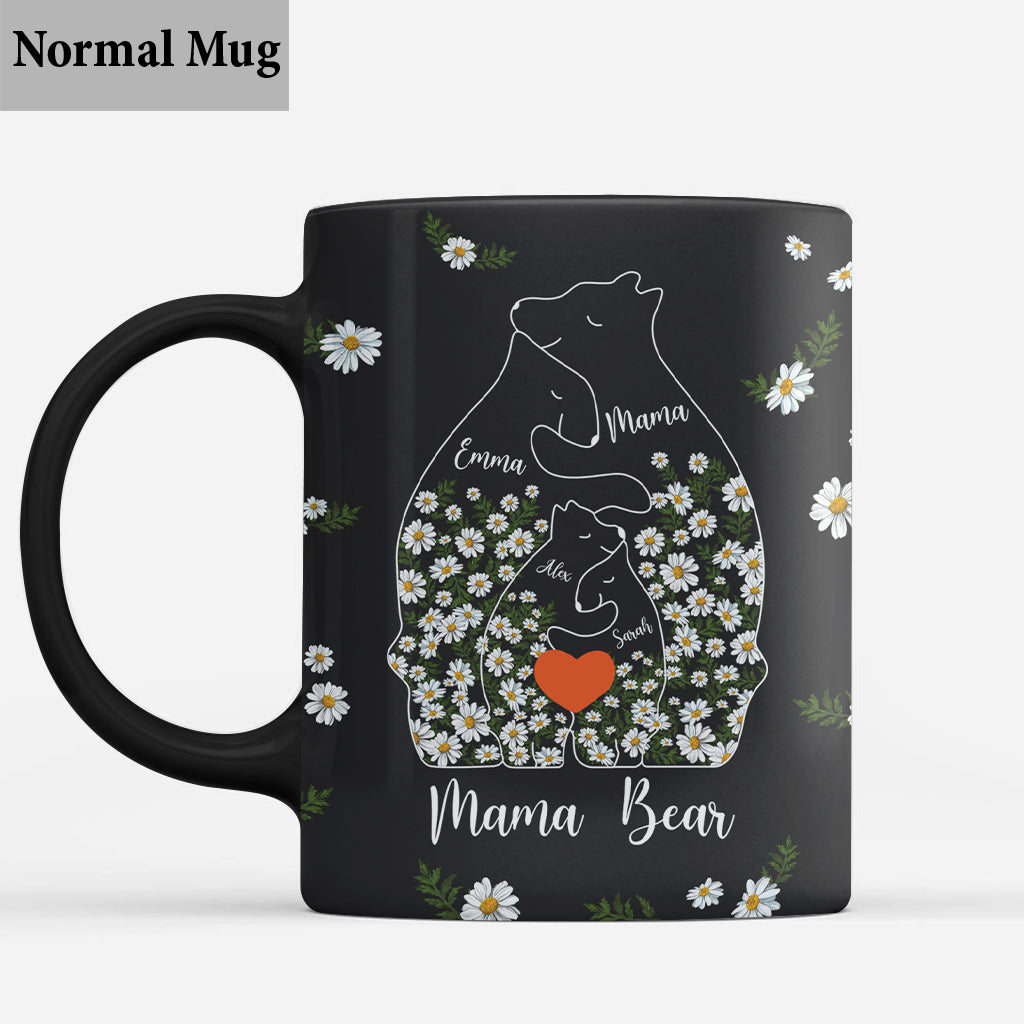 Personalisierte Muttertasse mit Blumenmuster: Mama Bär und ihre Jungen umarmen sich.