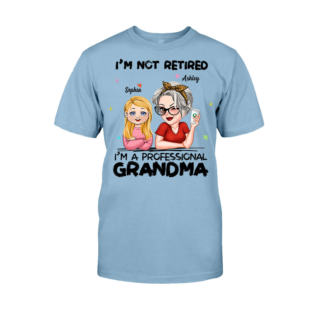 Ich bin nicht im Ruhestand, ich bin professionelle Oma – Personalisiertes Oma-T-Shirt und Hoodie