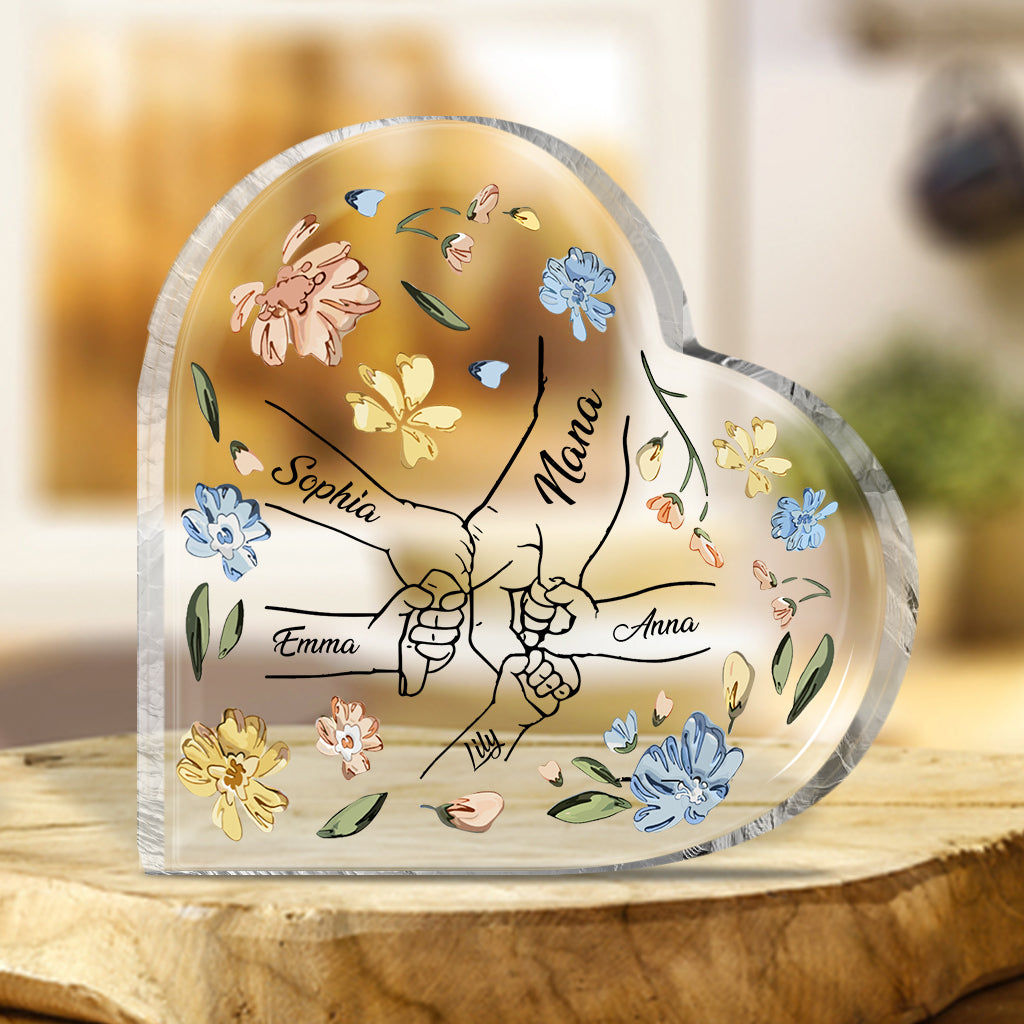 Mutter und Kinder halten Händchen, pastellfarbenes Blumenmuster – personalisierte Acrylplakette in individueller Form