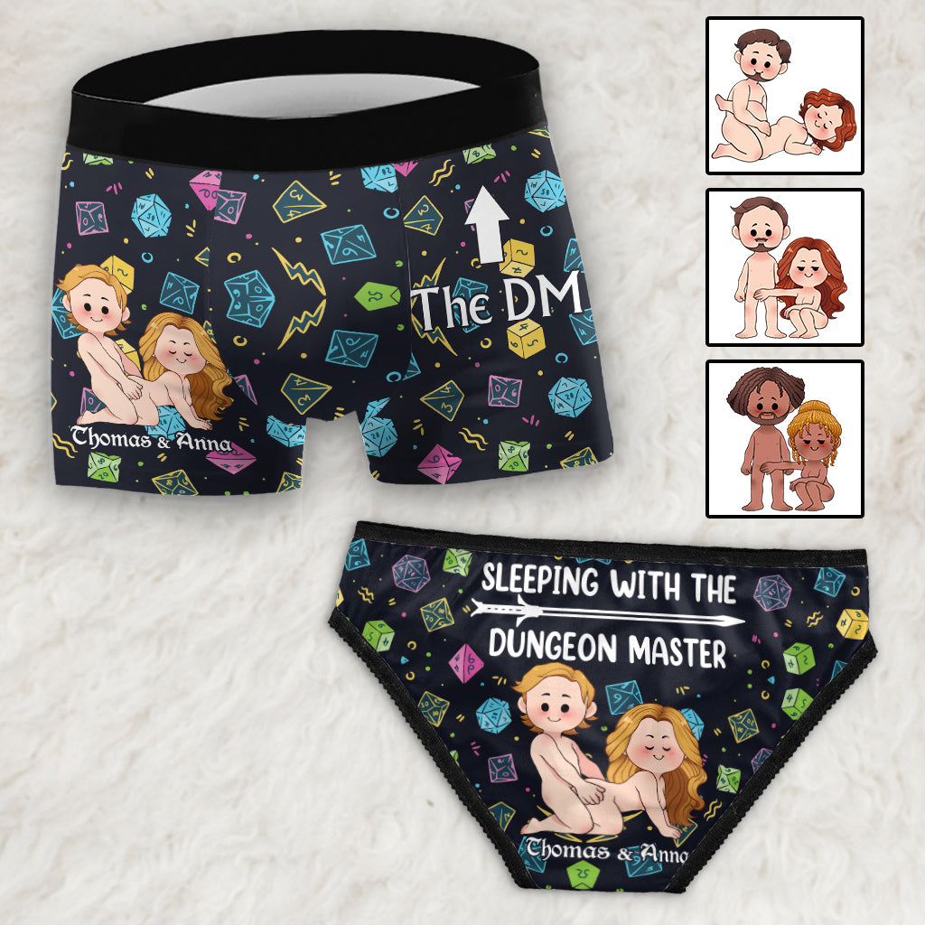 Sleeping With The DM – Personalisierte RPG-Slips mit Spitzenbordüre für Damen und Herren (Boxershorts)