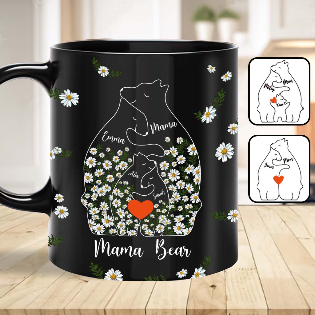 Personalisierte Muttertasse mit Blumenmuster: Mama Bär und ihre Jungen umarmen sich.