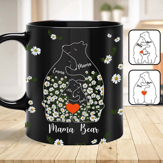 Personalisierte Muttertasse mit Blumenmuster: Mama Bär und ihre Jungen umarmen sich.