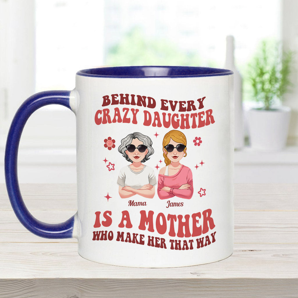 Hinter jeder verrückten Tochter/jedem verrückten Sohn – personalisierte Tasse mit Muttermotiv
