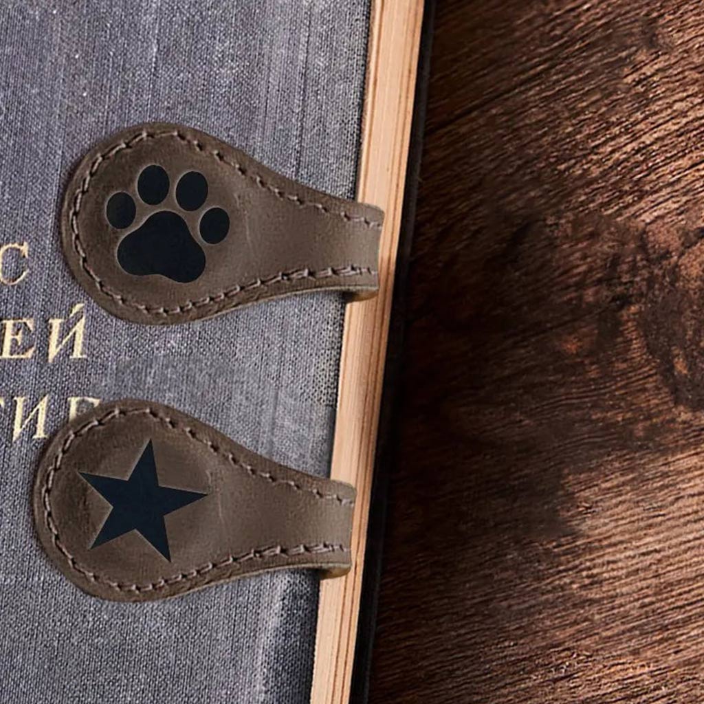 Personalisiertes Lesezeichen aus Leder mit individuellen Initialen