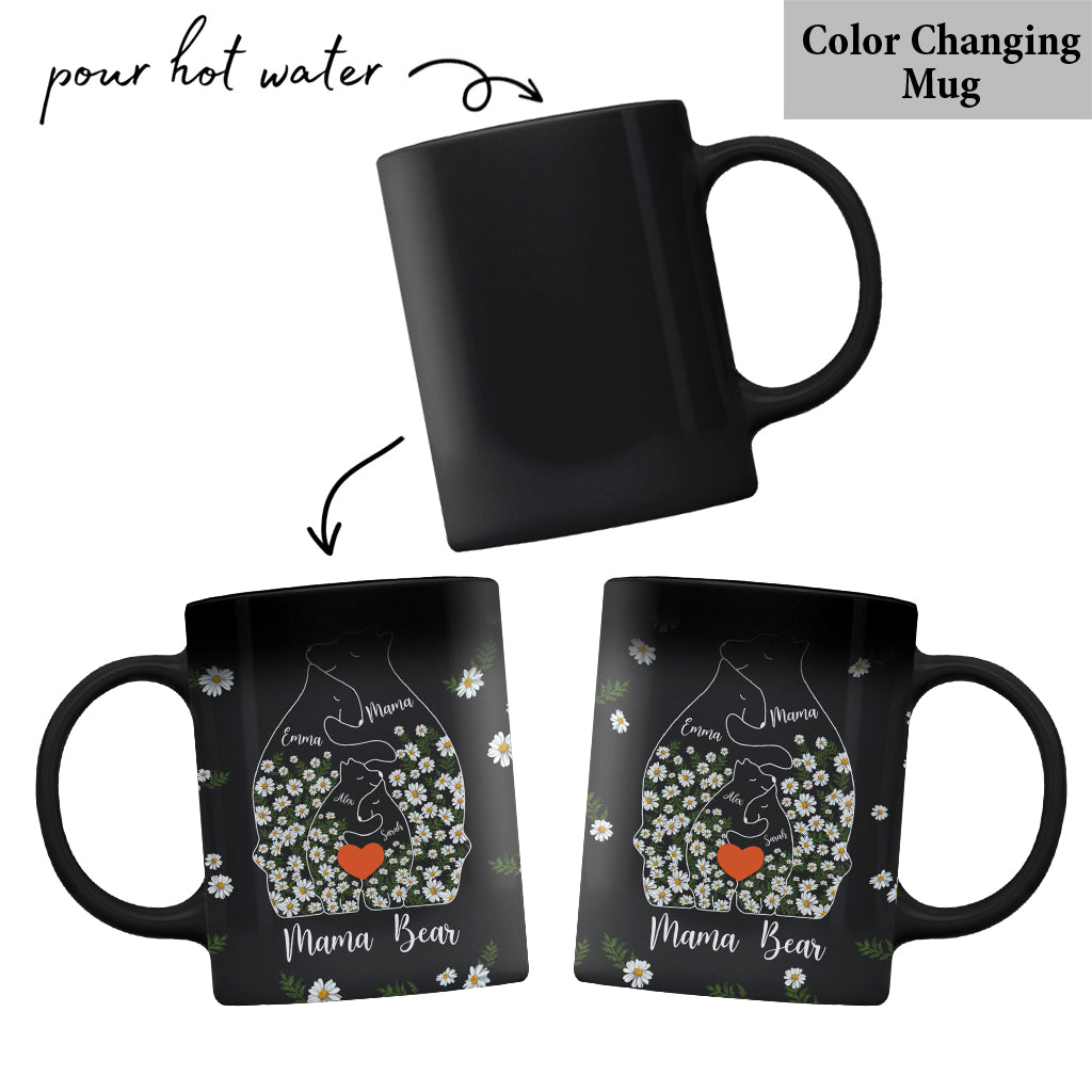 Personalisierte Muttertasse mit Blumenmuster: Mama Bär und ihre Jungen umarmen sich.