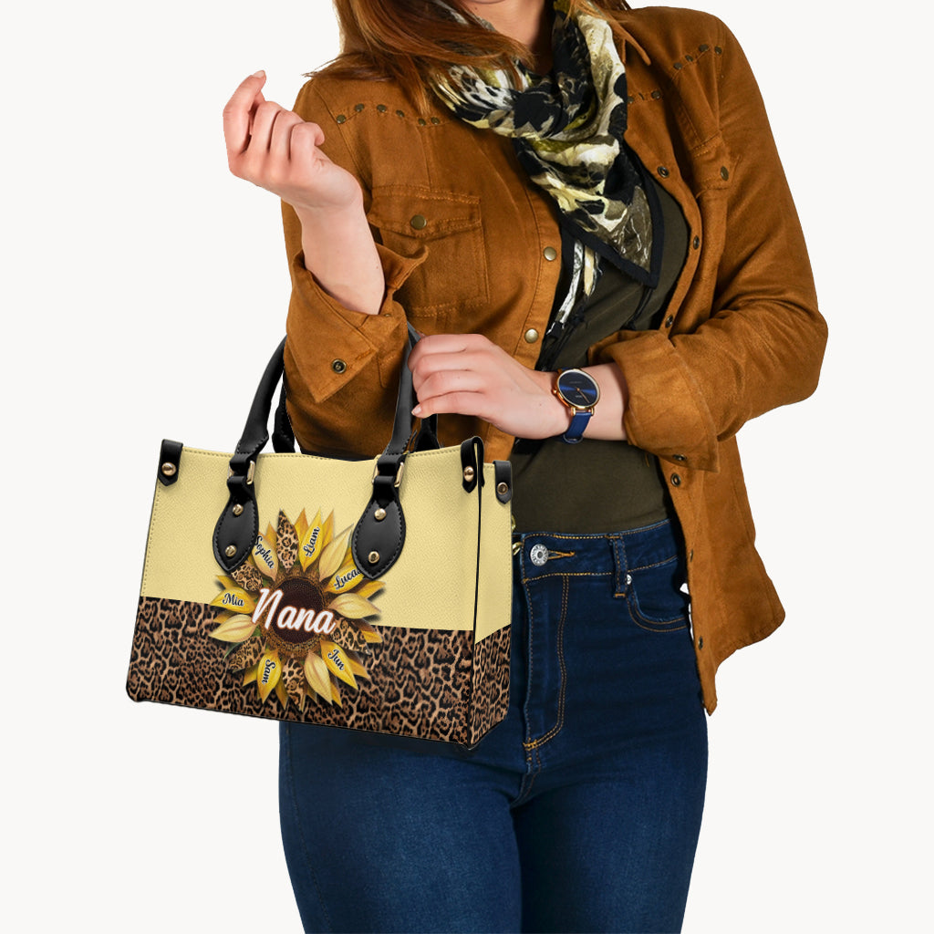 Oma, Mama, Tante, Familie, Sonnenblume – Personalisierte Oma-Lederhandtasche
