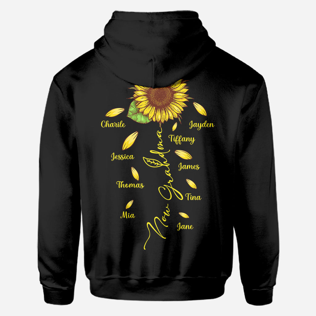 Erst Mutter, jetzt Oma – Personalisiertes Mutter-Shirt mit beliebigem Kindernamen