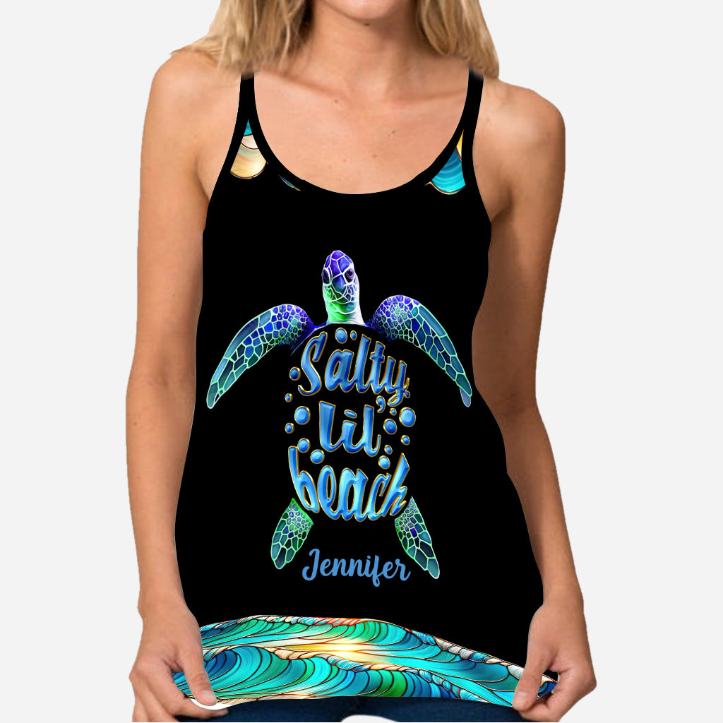 Salty Lil Beach Tanktop mit buntem Buntglas-Muster – personalisierbar mit Schildkrötenkreuz