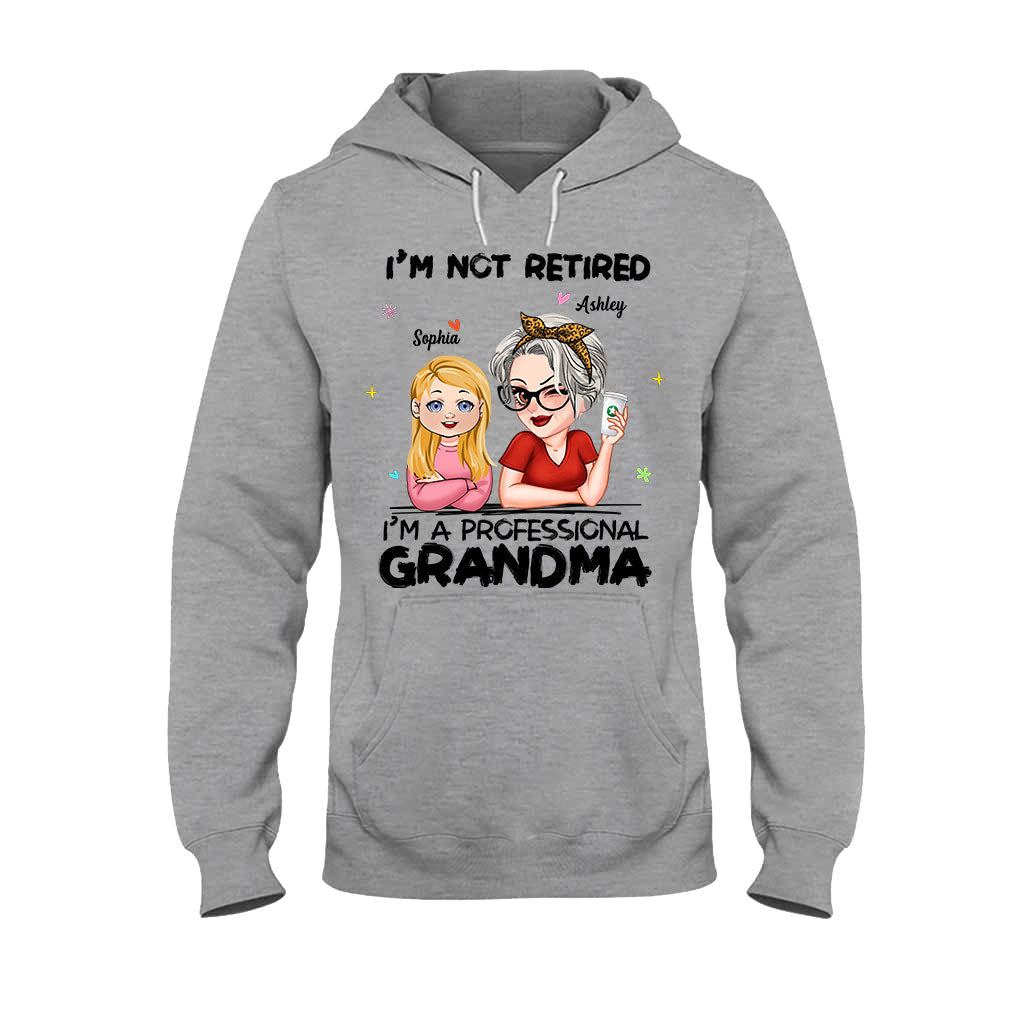 Ich bin nicht im Ruhestand, ich bin professionelle Oma – Personalisiertes Oma-T-Shirt und Hoodie