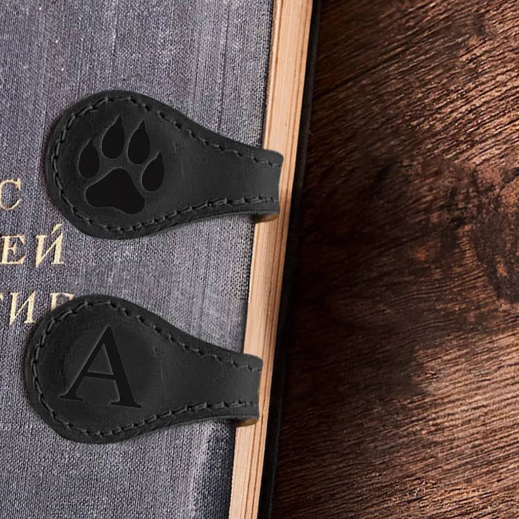 Personalisiertes Lesezeichen aus Leder mit individuellen Initialen