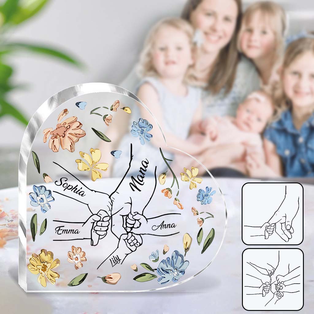 Mutter und Kinder halten Händchen, pastellfarbenes Blumenmuster – personalisierte Acrylplakette in individueller Form