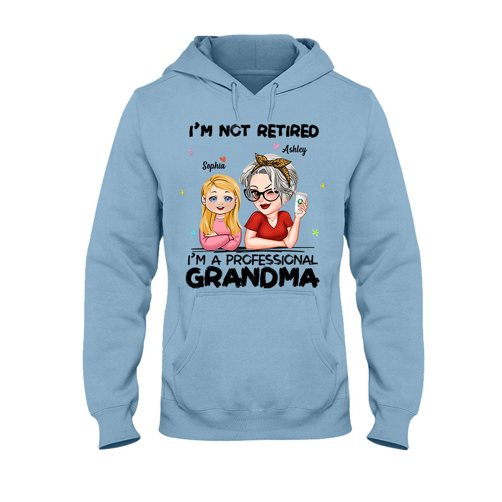 Ich bin nicht im Ruhestand, ich bin professionelle Oma – Personalisiertes Oma-T-Shirt und Hoodie