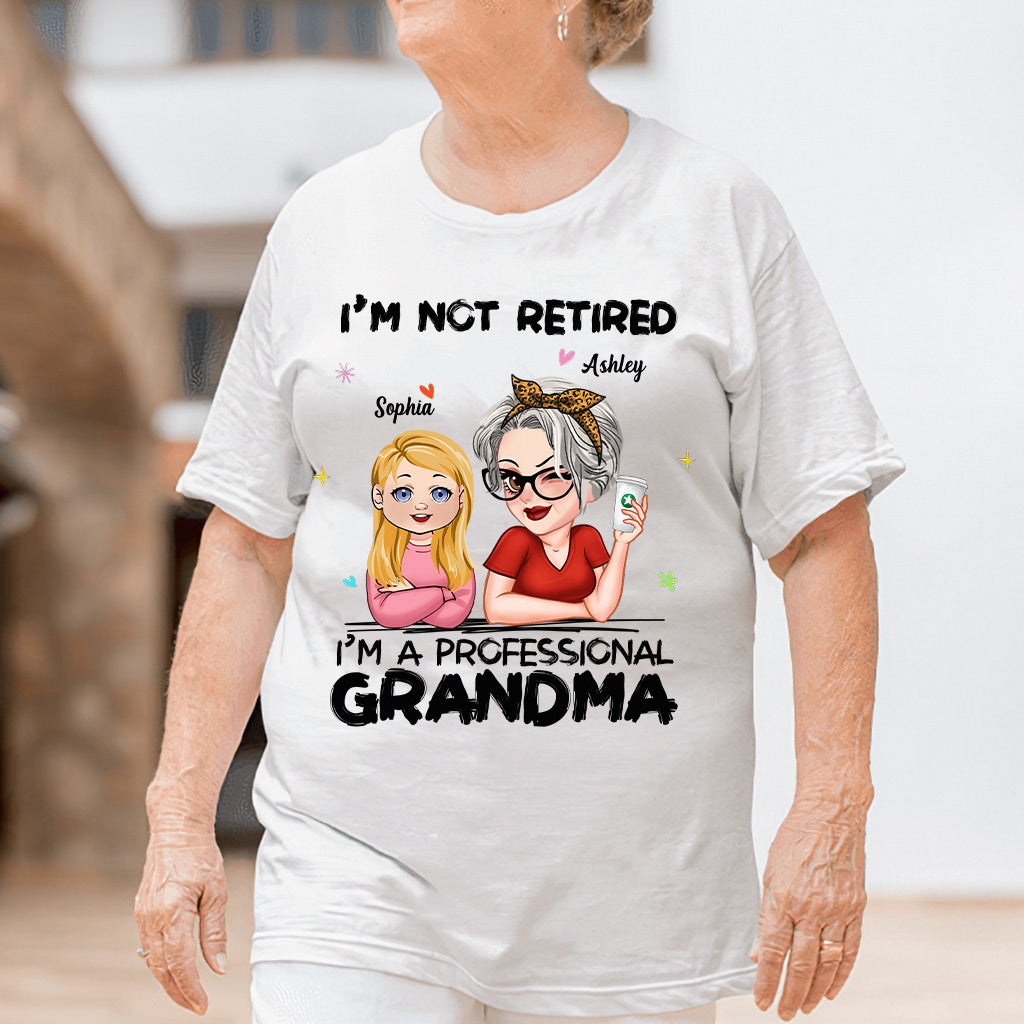 Ich bin nicht im Ruhestand, ich bin professionelle Oma – Personalisiertes Oma-T-Shirt und Hoodie