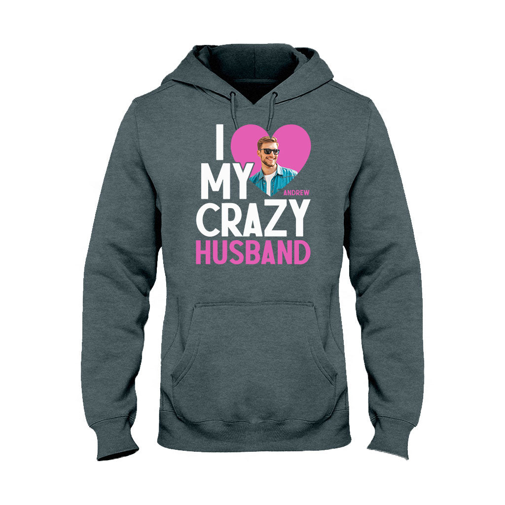 Ich liebe meine verrückte Frau – Personalisiertes T-Shirt und Hoodie für Ehepaare