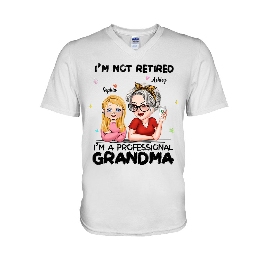 Ich bin nicht im Ruhestand, ich bin professionelle Oma – Personalisiertes Oma-T-Shirt und Hoodie
