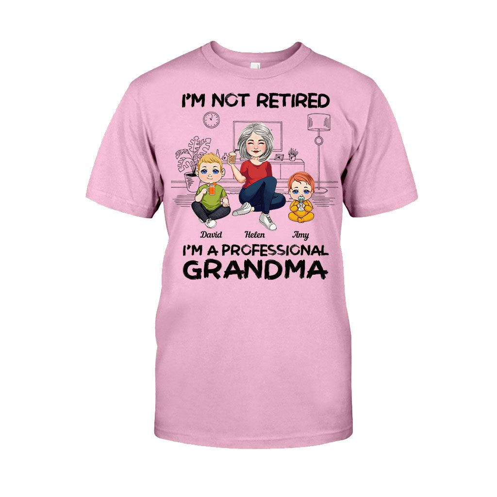 Ich bin nicht im Ruhestand, ich bin professionelle Oma – Personalisiertes Oma-T-Shirt und Hoodie