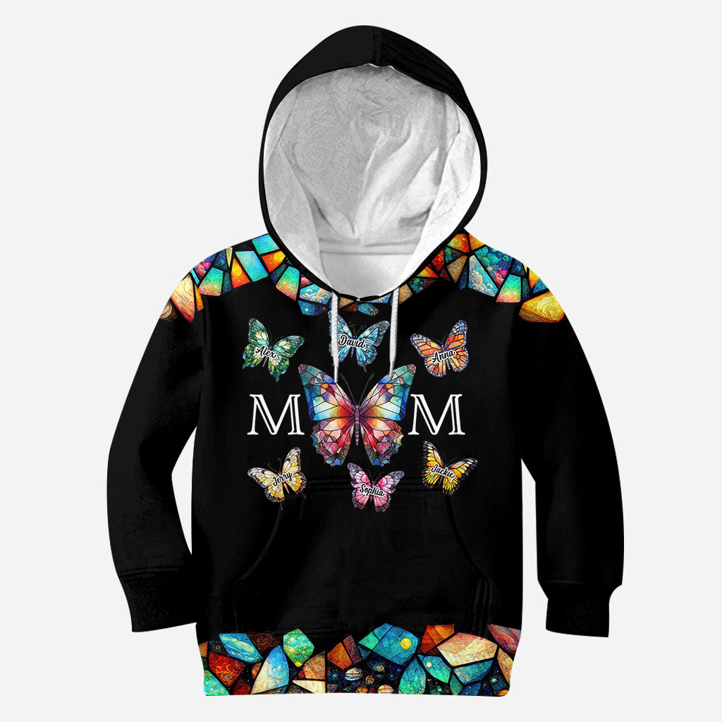 Mama-Schmetterling-Muster in bunten Glasmalereien – personalisiertes Mutter-Shirt mit Rundum-Aufdruck