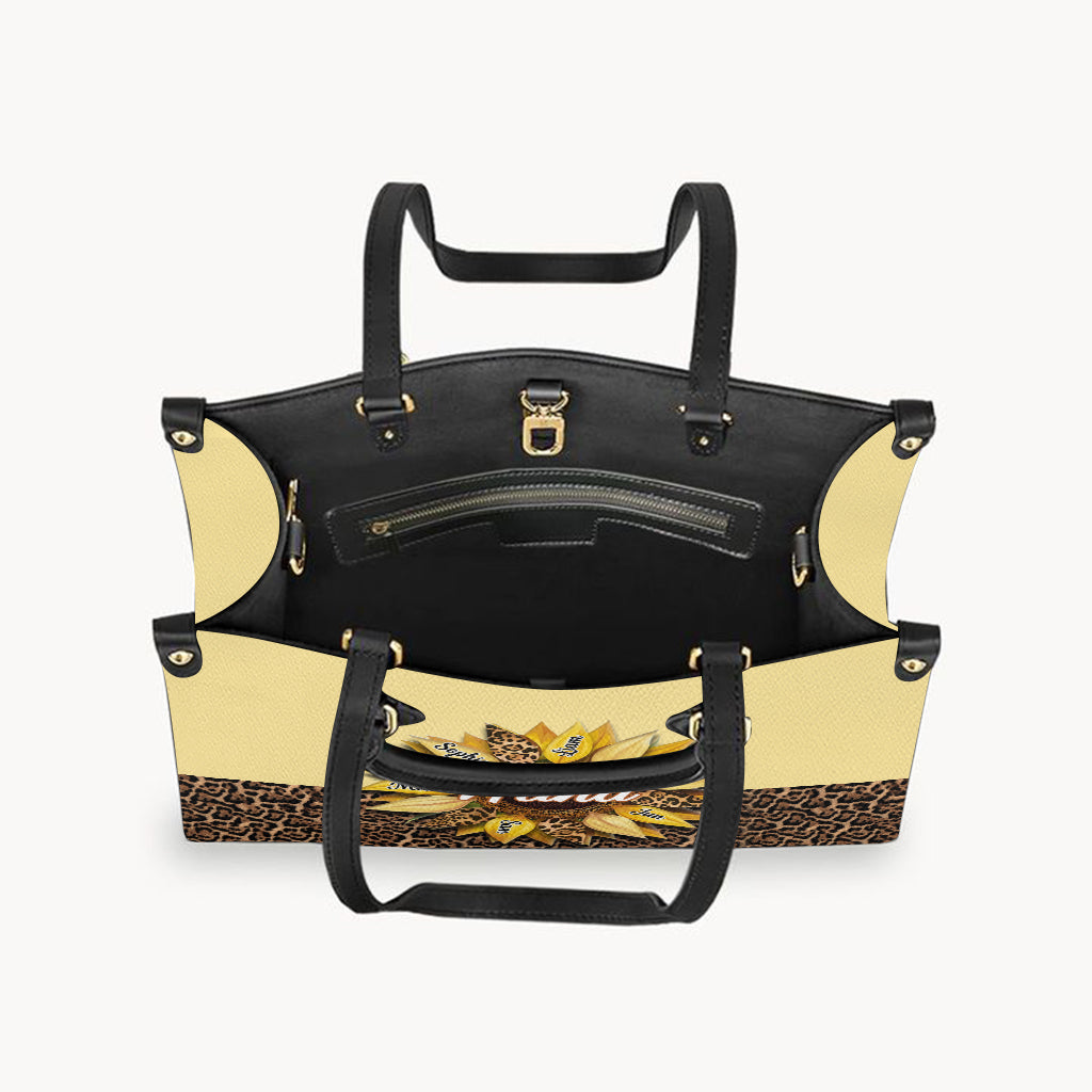 Oma, Mama, Tante, Familie, Sonnenblume – Personalisierte Oma-Lederhandtasche