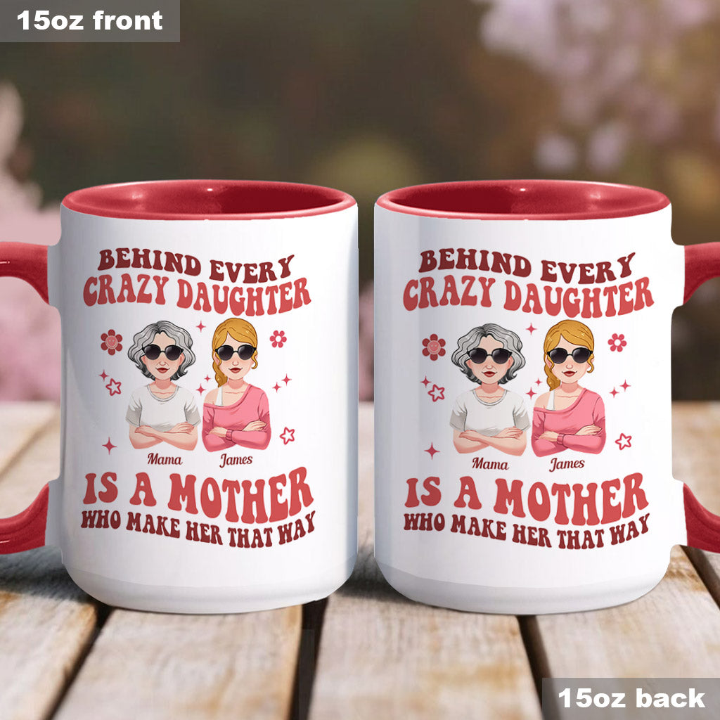 Hinter jeder verrückten Tochter/jedem verrückten Sohn – personalisierte Tasse mit Muttermotiv