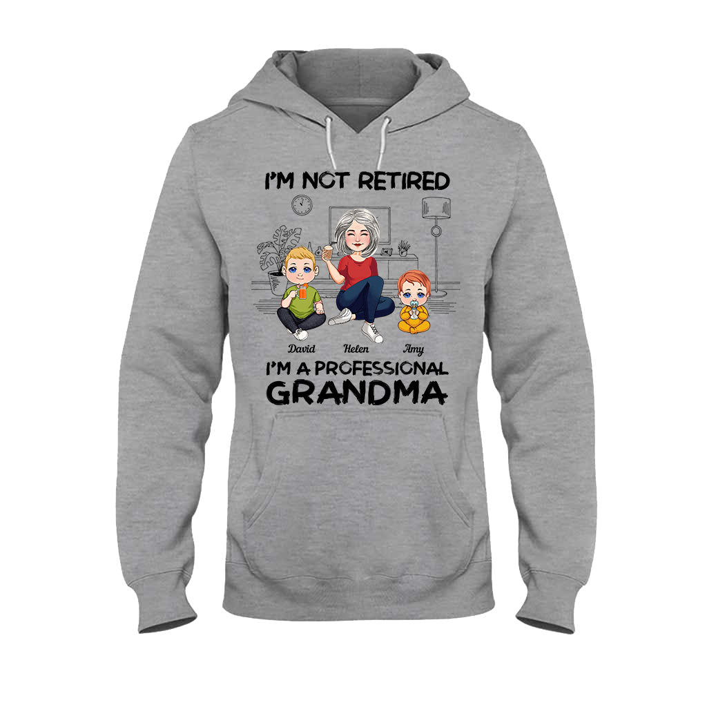 Ich bin nicht im Ruhestand, ich bin professionelle Oma – Personalisiertes Oma-T-Shirt und Hoodie