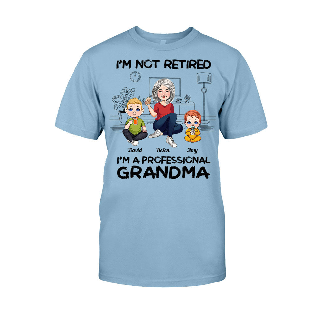 Ich bin nicht im Ruhestand, ich bin professionelle Oma – Personalisiertes Oma-T-Shirt und Hoodie