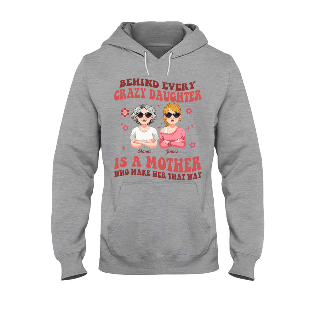 Hinter jeder verrückten Tochter/jedem verrückten Sohn – personalisiertes Mutter-T-Shirt und Hoodie