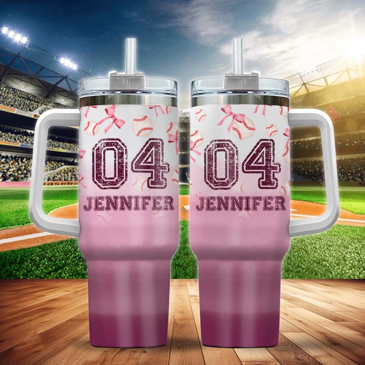 Baseball-Trinkbecher mit Henkel, personalisierbar mit rosa Farbverlauf und Schleife