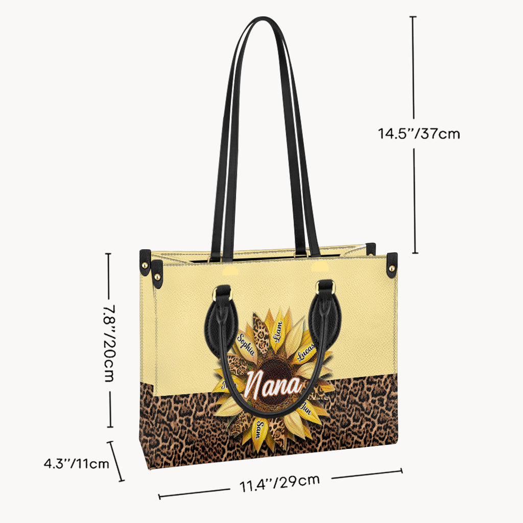 Oma, Mama, Tante, Familie, Sonnenblume – Personalisierte Oma-Lederhandtasche