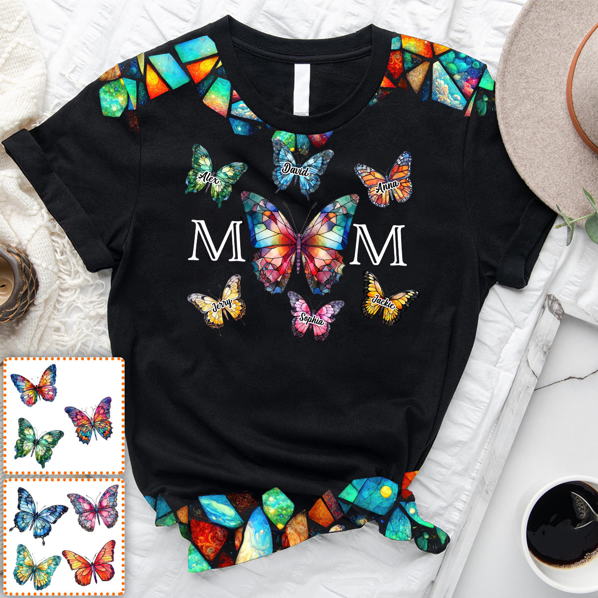 Mama-Schmetterling-Muster in bunten Glasmalereien – personalisiertes Mutter-Shirt mit Rundum-Aufdruck