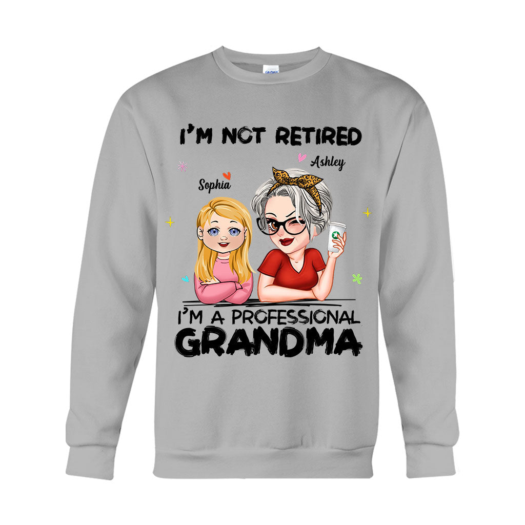 Ich bin nicht im Ruhestand, ich bin professionelle Oma – Personalisiertes Oma-T-Shirt und Hoodie