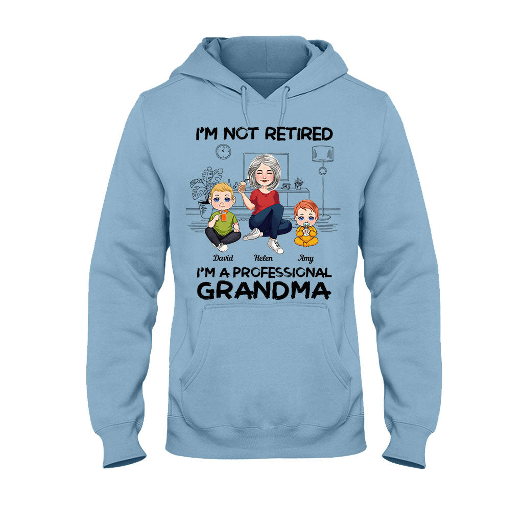 Ich bin nicht im Ruhestand, ich bin professionelle Oma – Personalisiertes Oma-T-Shirt und Hoodie