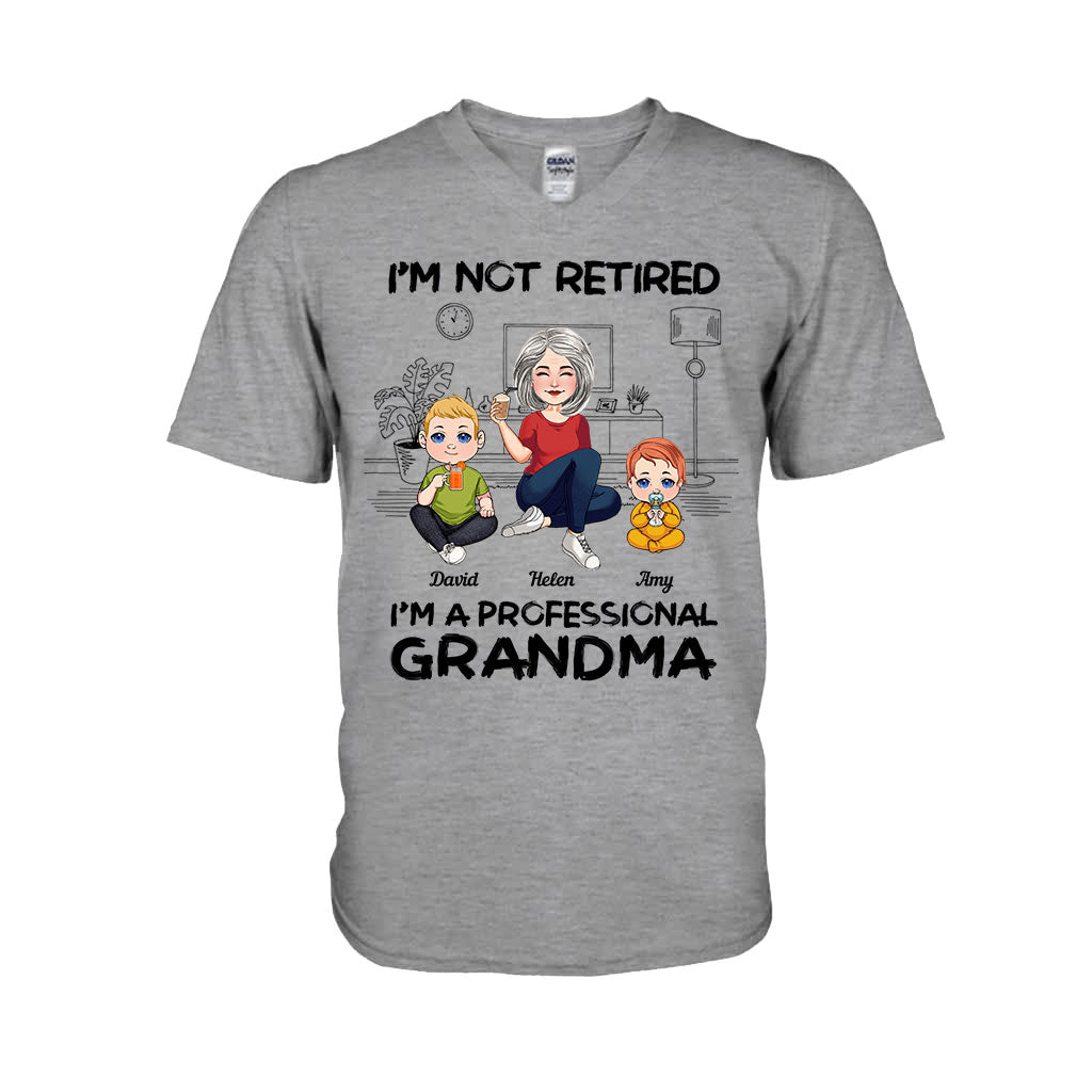 Ich bin nicht im Ruhestand, ich bin professionelle Oma – Personalisiertes Oma-T-Shirt und Hoodie