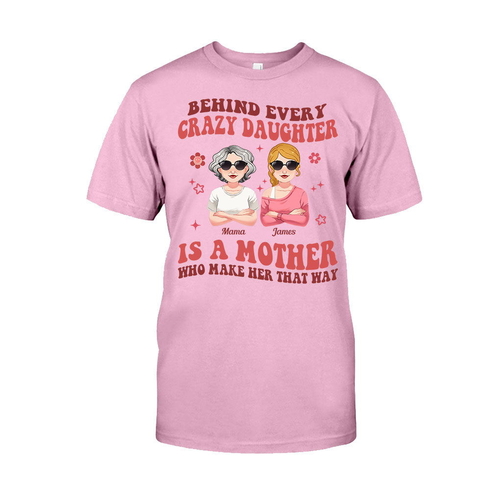 Hinter jeder verrückten Tochter/jedem verrückten Sohn – personalisiertes Mutter-T-Shirt und Hoodie