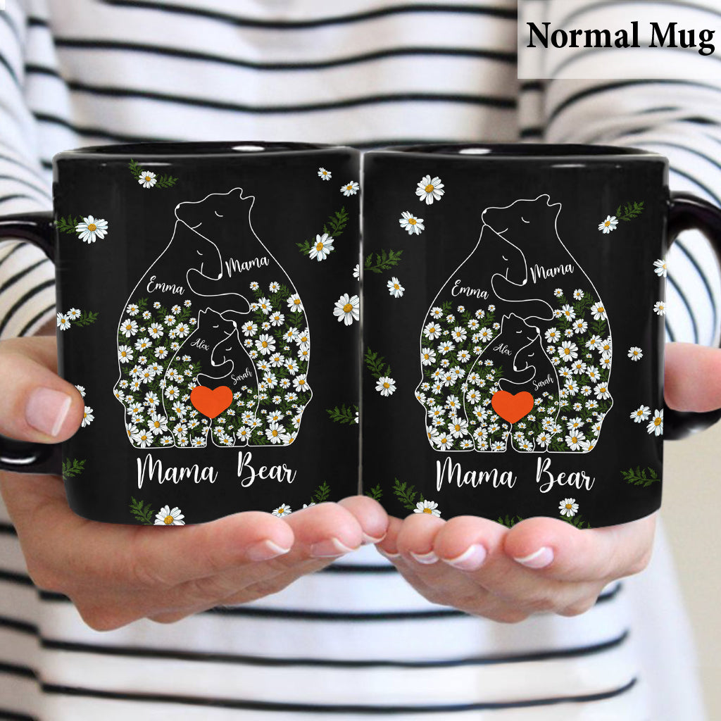 Personalisierte Muttertasse mit Blumenmuster: Mama Bär und ihre Jungen umarmen sich.