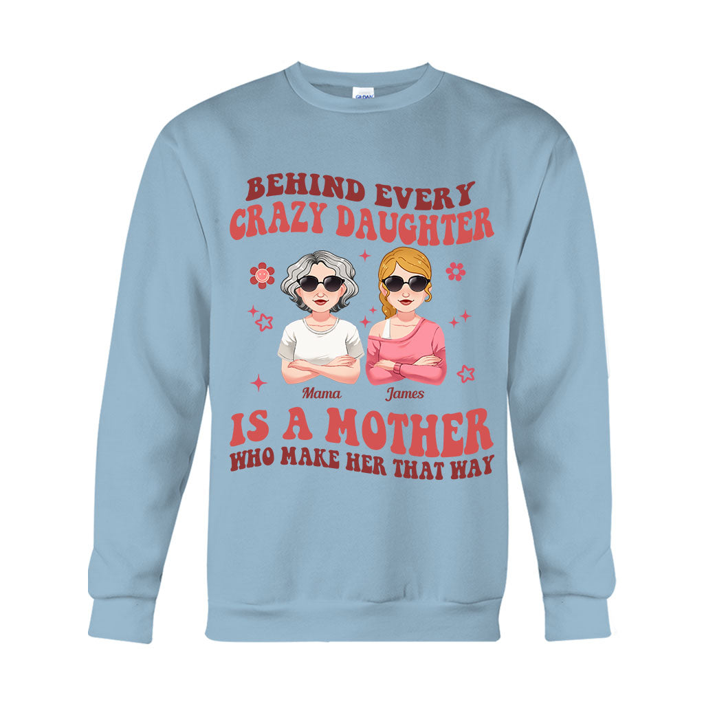 Hinter jeder verrückten Tochter/jedem verrückten Sohn – personalisiertes Mutter-T-Shirt und Hoodie