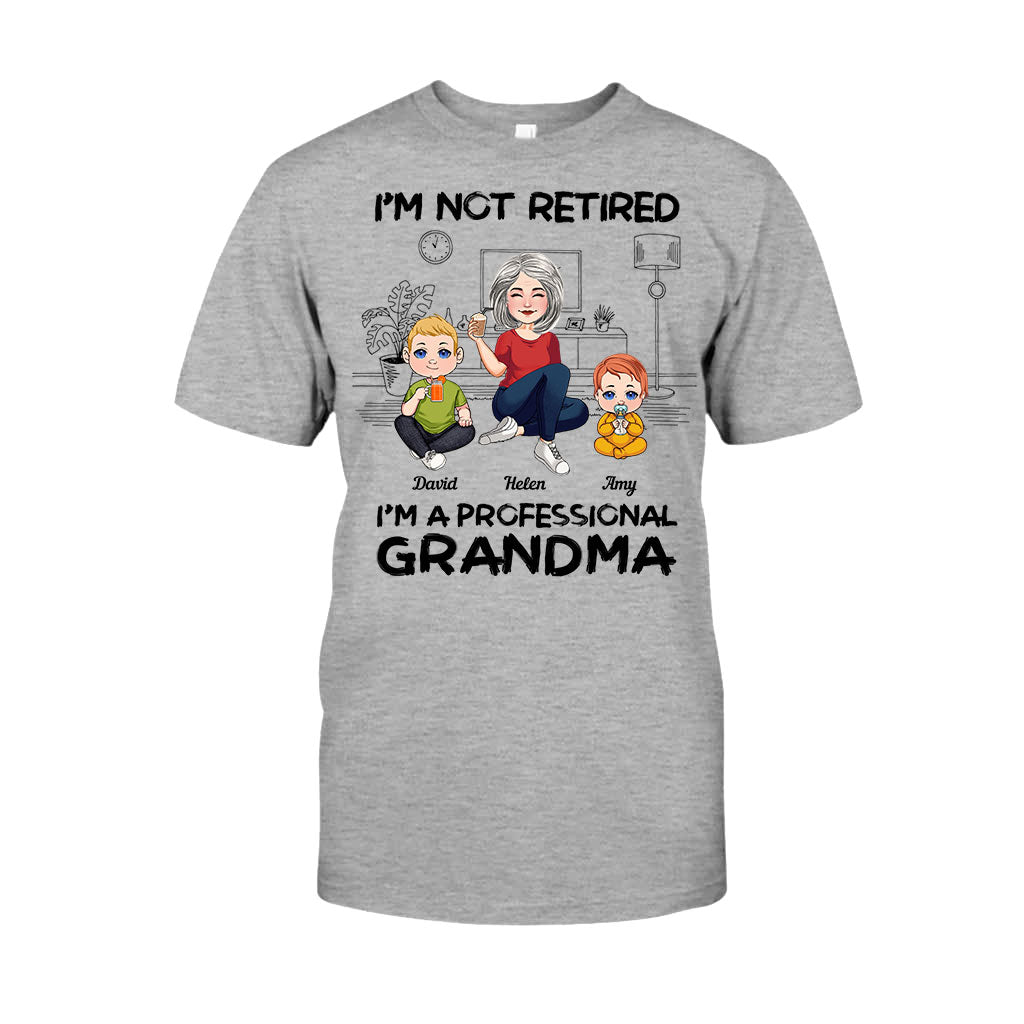 Ich bin nicht im Ruhestand, ich bin professionelle Oma – Personalisiertes Oma-T-Shirt und Hoodie