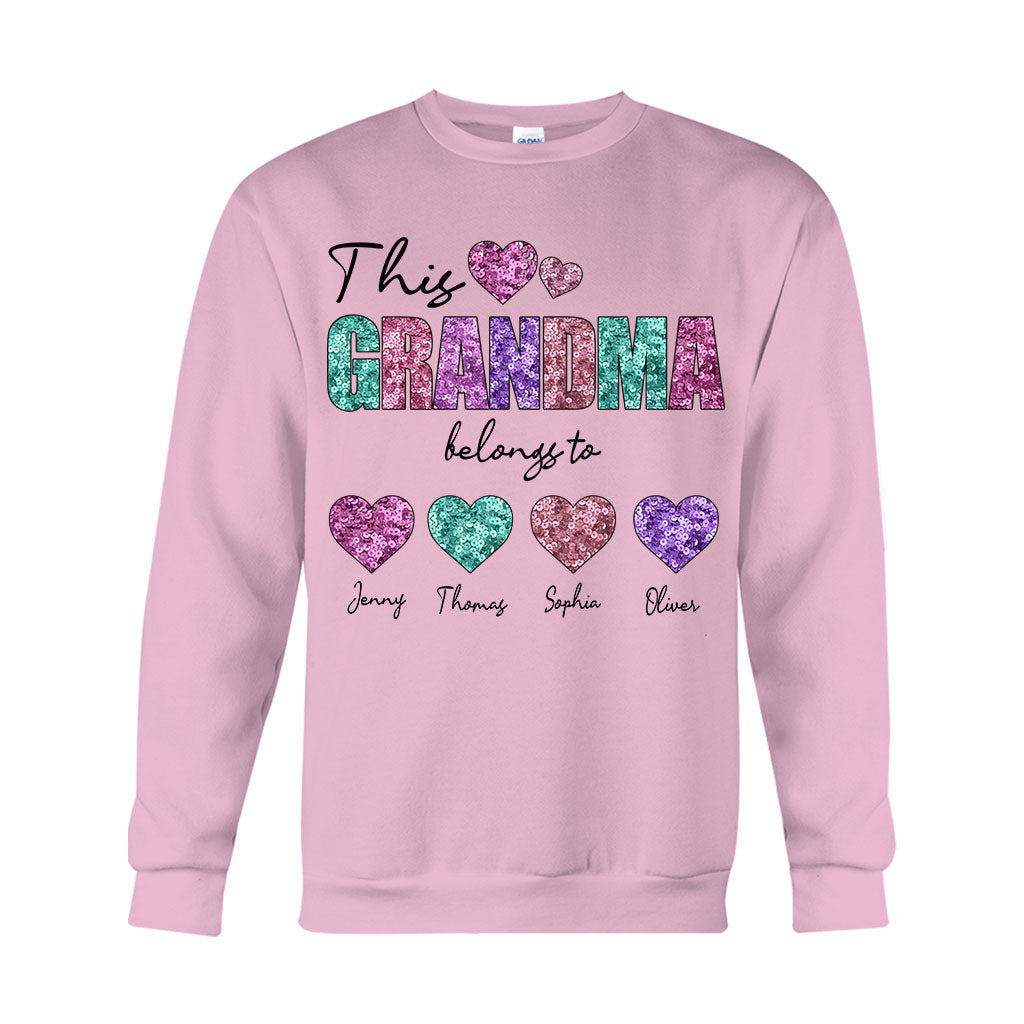 Dieses Mama-/Oma-Shirt gehört ins Herz – personalisiertes Mutter-T-Shirt und Hoodie