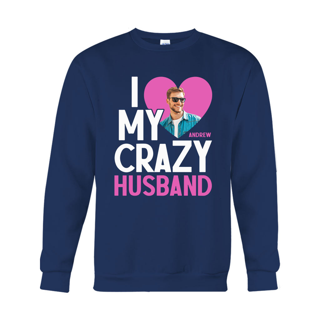 Ich liebe meine verrückte Frau – Personalisiertes T-Shirt und Hoodie für Ehepaare