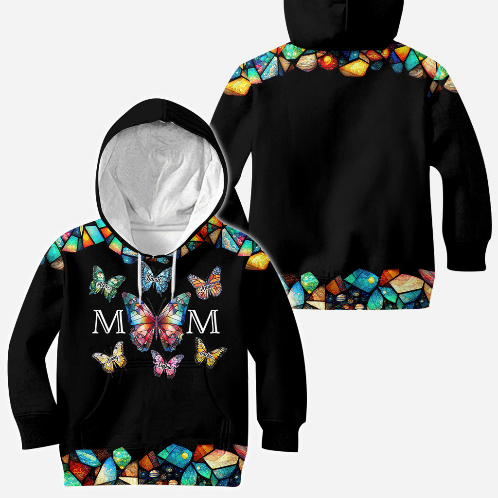Mama-Schmetterling-Muster in bunten Glasmalereien – personalisiertes Mutter-Shirt mit Rundum-Aufdruck