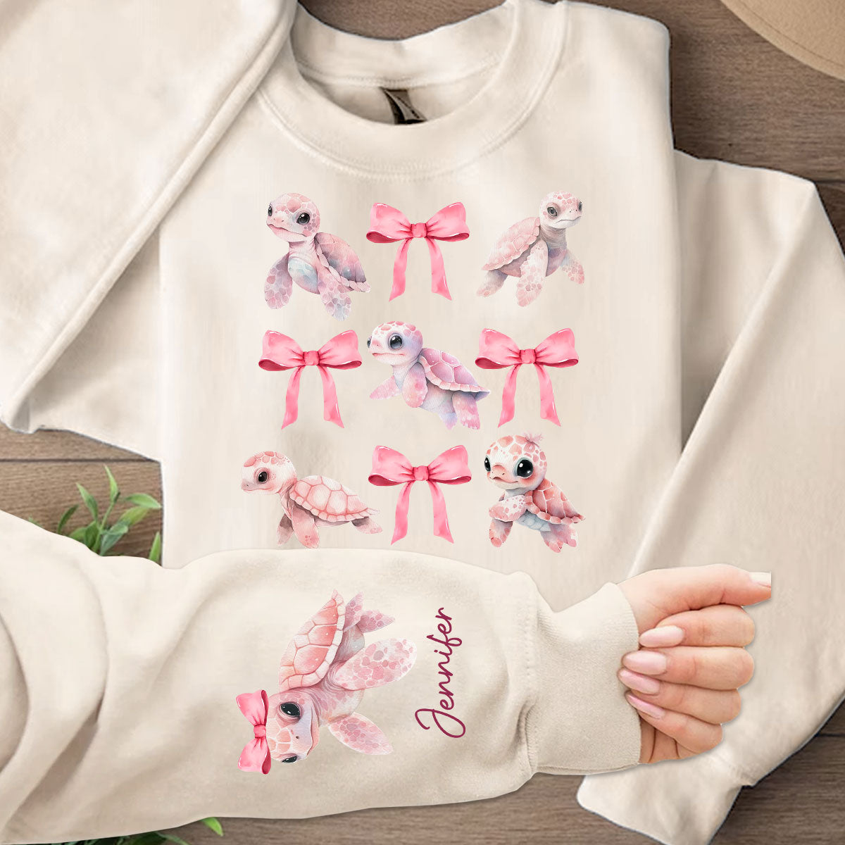 Rosa Schleife mit kokettem Motiv, Aquarell-Schildkröte – personalisiertes Shirt mit Schildkrötenmuster