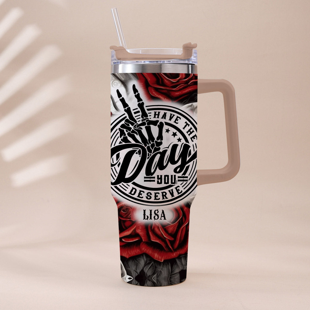 Gönn dir den Tag, den du verdienst – Totenkopf und Rose – Personalisierter Totenkopf-Trinkbecher mit Henkel