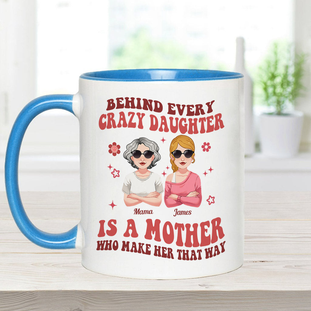 Hinter jeder verrückten Tochter/jedem verrückten Sohn – personalisierte Tasse mit Muttermotiv