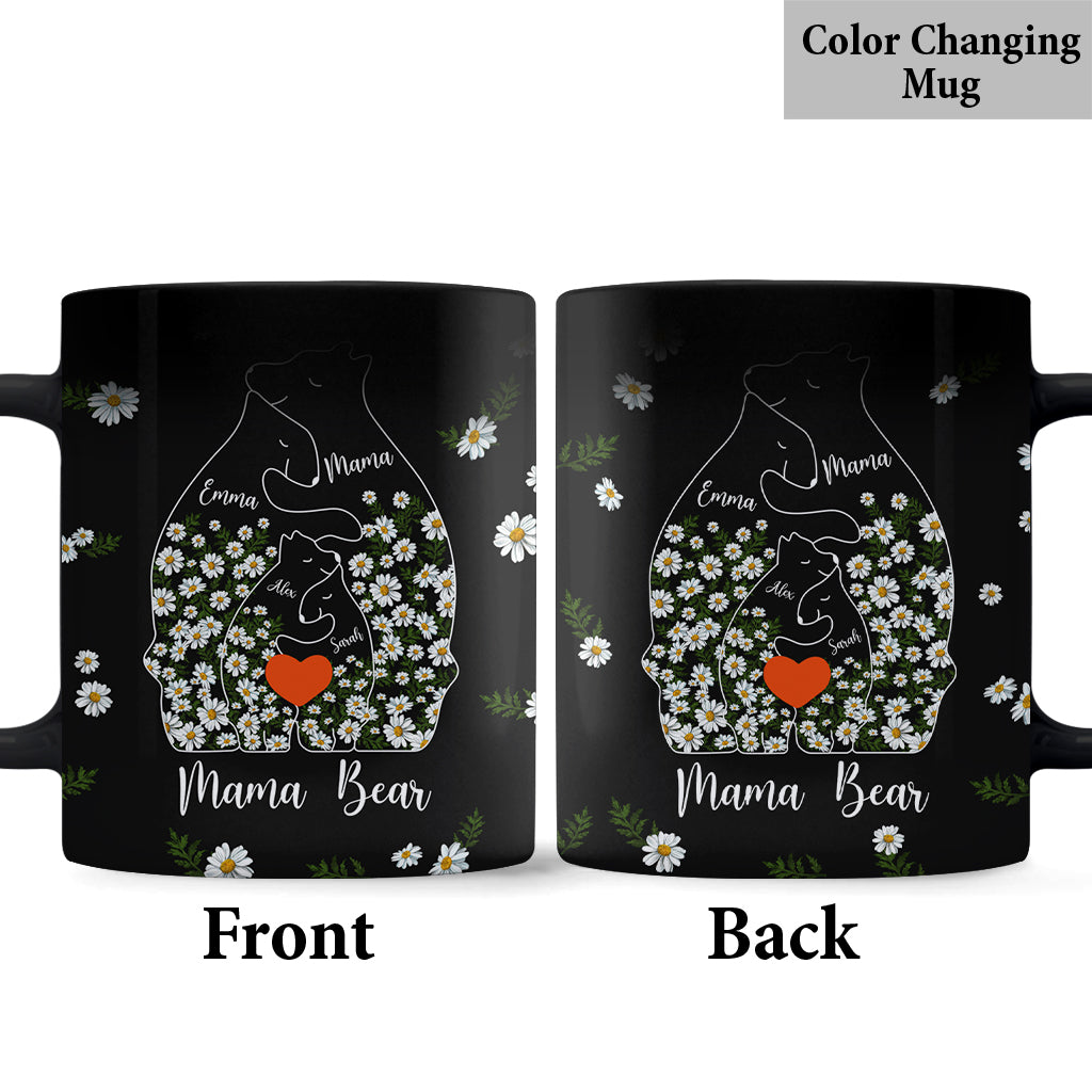Personalisierte Muttertasse mit Blumenmuster: Mama Bär und ihre Jungen umarmen sich.