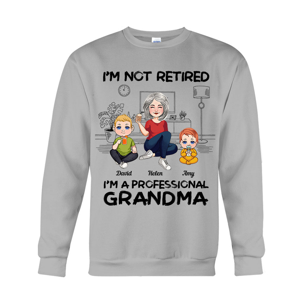Ich bin nicht im Ruhestand, ich bin professionelle Oma – Personalisiertes Oma-T-Shirt und Hoodie