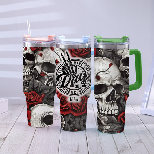 Gönn dir den Tag, den du verdienst – Totenkopf und Rose – Personalisierter Totenkopf-Trinkbecher mit Henkel