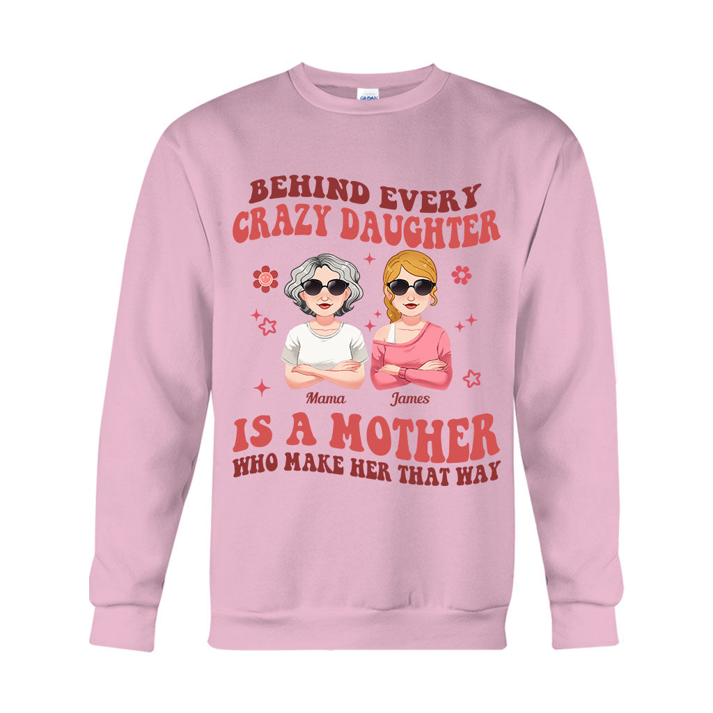 Hinter jeder verrückten Tochter/jedem verrückten Sohn – personalisiertes Mutter-T-Shirt und Hoodie