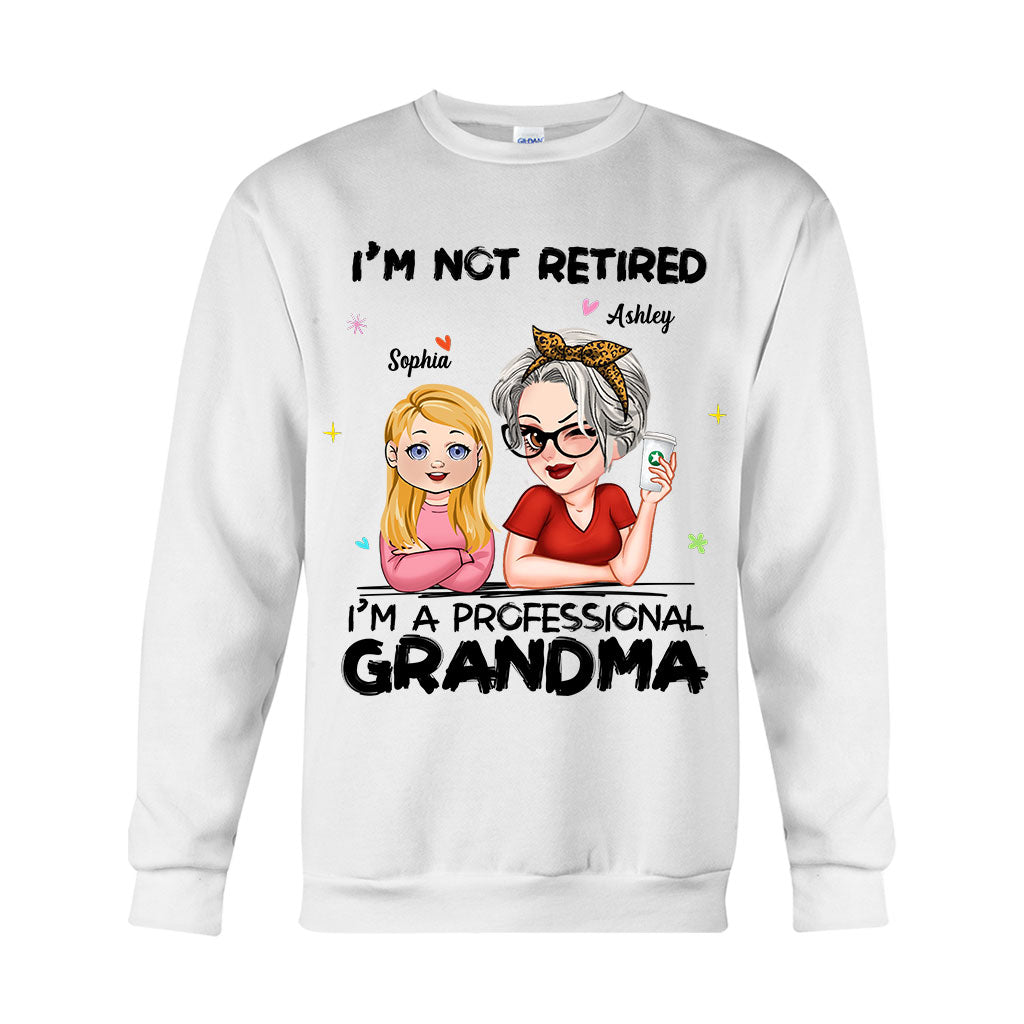 Ich bin nicht im Ruhestand, ich bin professionelle Oma – Personalisiertes Oma-T-Shirt und Hoodie